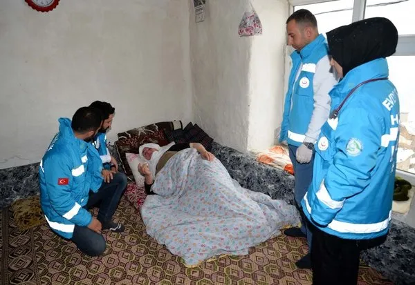 Karlı yolları aşıp hastalara şifa götürüyorlar