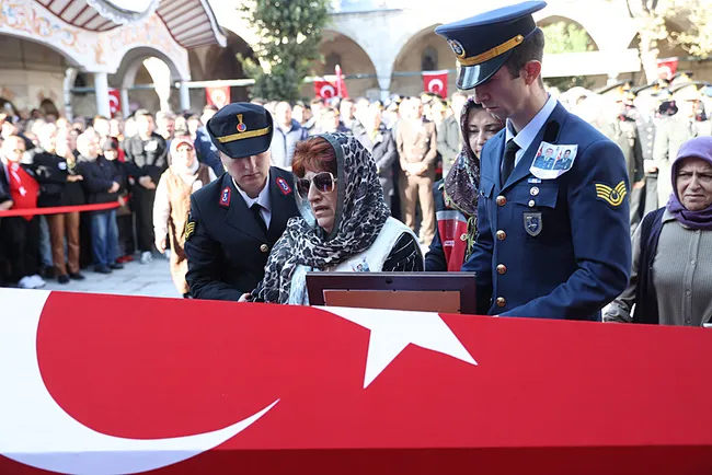turkiye-sehitlerini-ugurladi-sehit-astsubayin-esinden-ogluna-basini-dik-tut-senin-baban-kahraman-1763127429154.jpeg Türkiye şehitlerini uğurladı! Şehit astsubayın eşinden oğluna: Başını dik tut, senin baban kahraman!