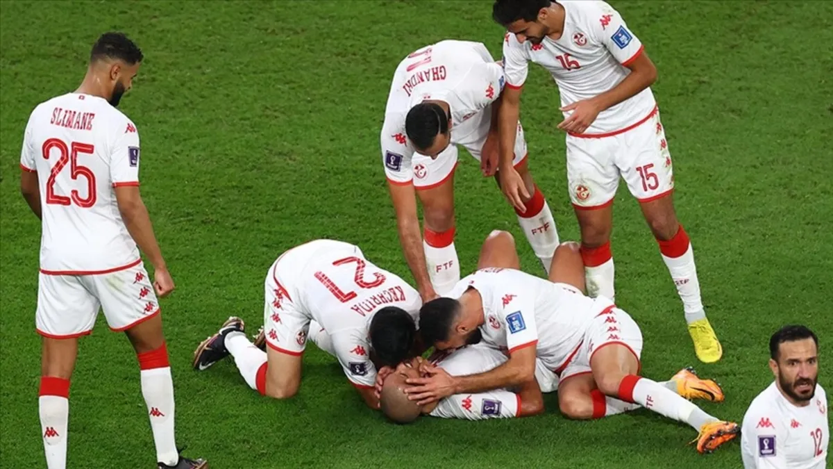 Tunus Milli Futbol Takımı bayrağı ve Dünya Kupası logosu