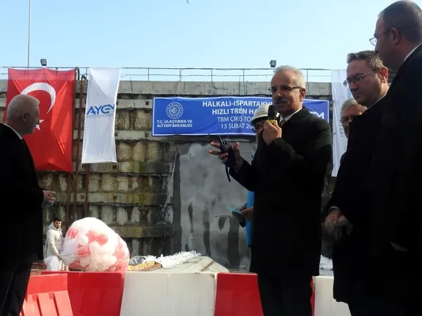 bakan-uraloglu-halkali-ispartakule-demiryolu-hatti-isik-gorme-torenini-gerceklestirdi-halkali-ispartakule-etab-1739455441075.jpg