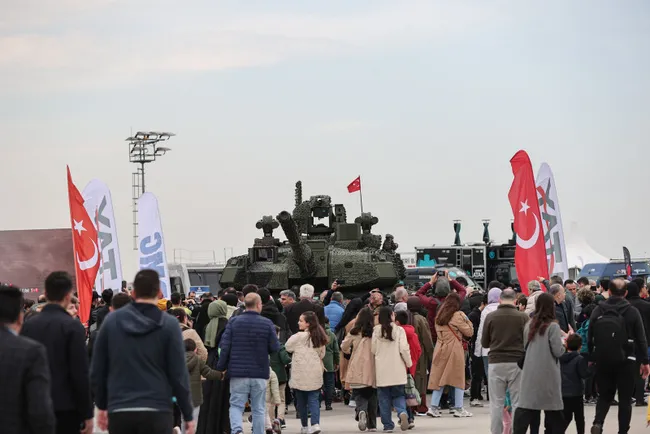 altay-tanki-teknofestte-ilk-kez-vatandaslarla-bulustu-1682778945335.jpg