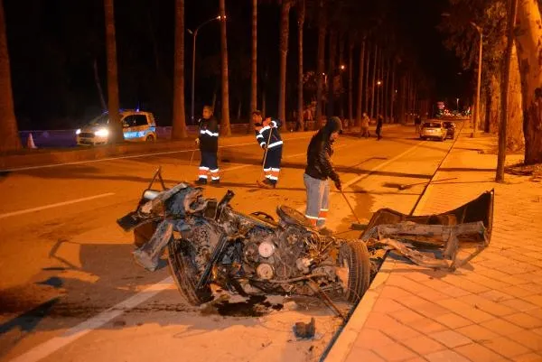 Refüjdeki ağaçlara çarpan otomobil ikiye bölündü: 5 yaralı