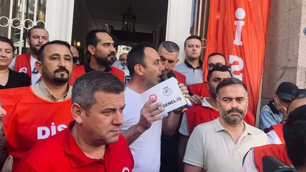 buyuksehirde-geriye-donuk-krizi-isciler-is-birakti-1690530642961.jpg CHP'li Tunç Soyer yine sözünde durmadı! İzmir'de yeni kriz patlak verdi!