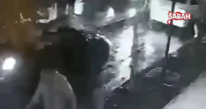 İstanbul’da film gibi olay kamerada: Silahlı saldırıda bulunan şahsın motosikletini yaktı | Video