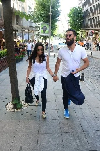 Arda Turan ile Aslıhan Doğan ilk kez el ele