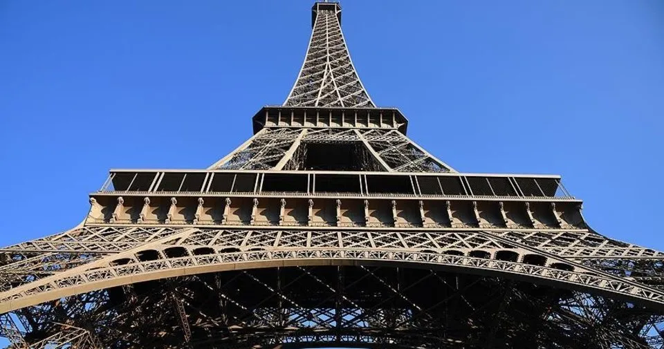 fransa da yarin eiffel kulesi ve louvre