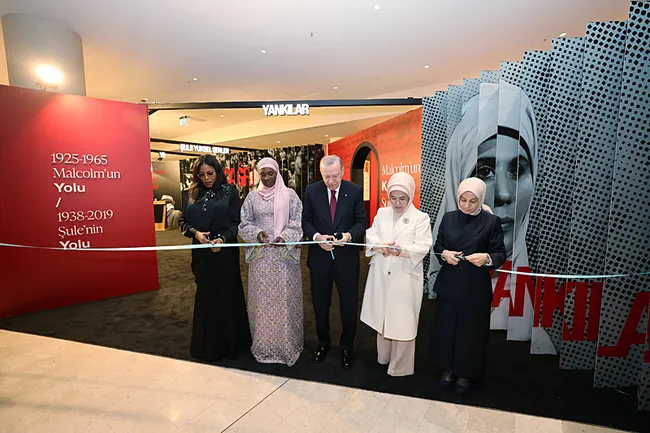 emine-erdogan-senegal-cumhurbaskaninin-esi-ile-gorustu-1763145229136.jpeg Emine Erdoğan Senegal Cumhurbaşkanının eşi ile görüştü!