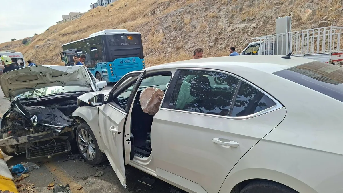 İki otomobil kafa kafaya çarpıştı: 3 yaralı