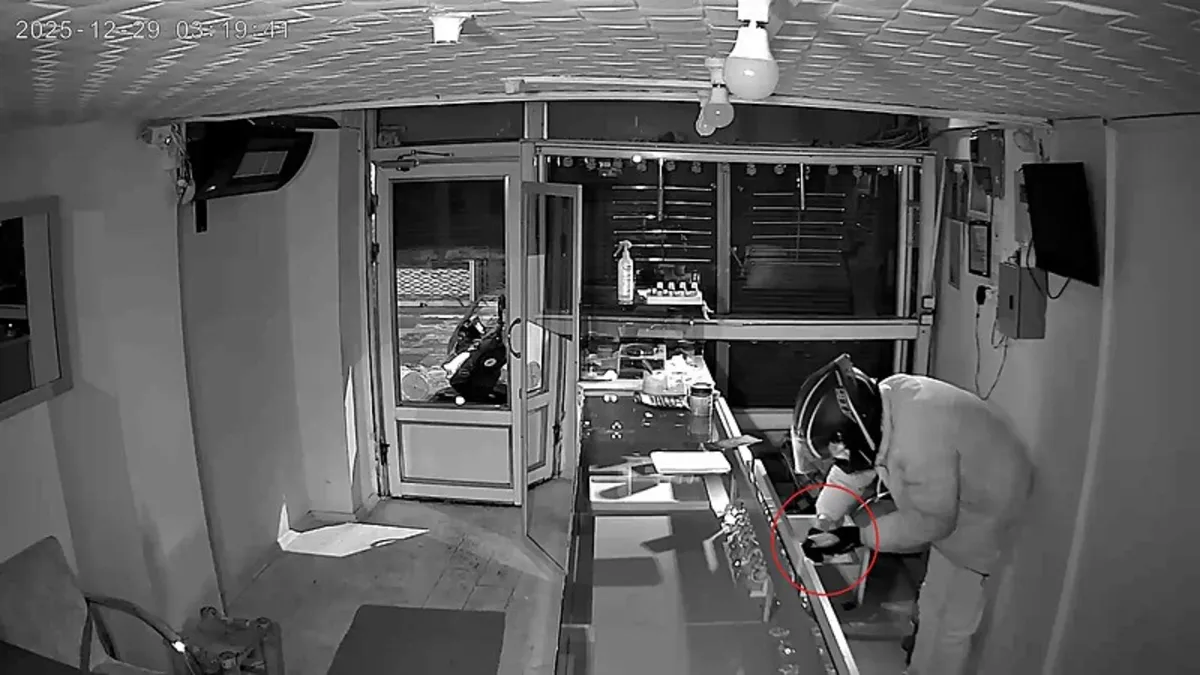 Iğdır’da kuyumcu soygunu! Altınları çalıp lüks araç satın aldılar Iğdır’da kuyumcu soygunu! Altınları çalıp lüks araç satın aldılar