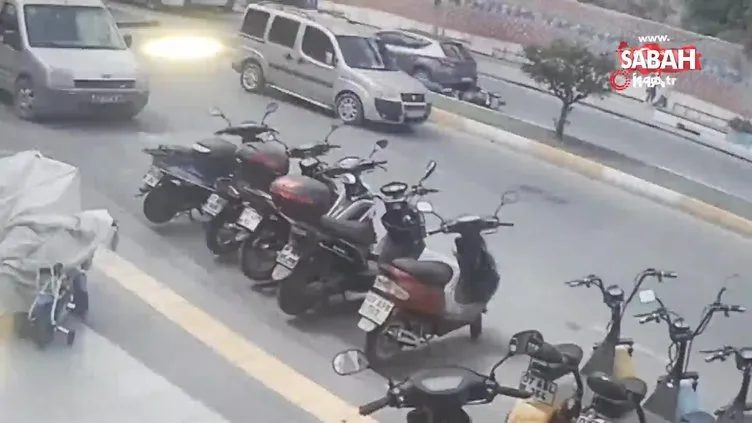 Yaya geçidinde bekleyen otomobile motosikletiyle böyle çarptı...