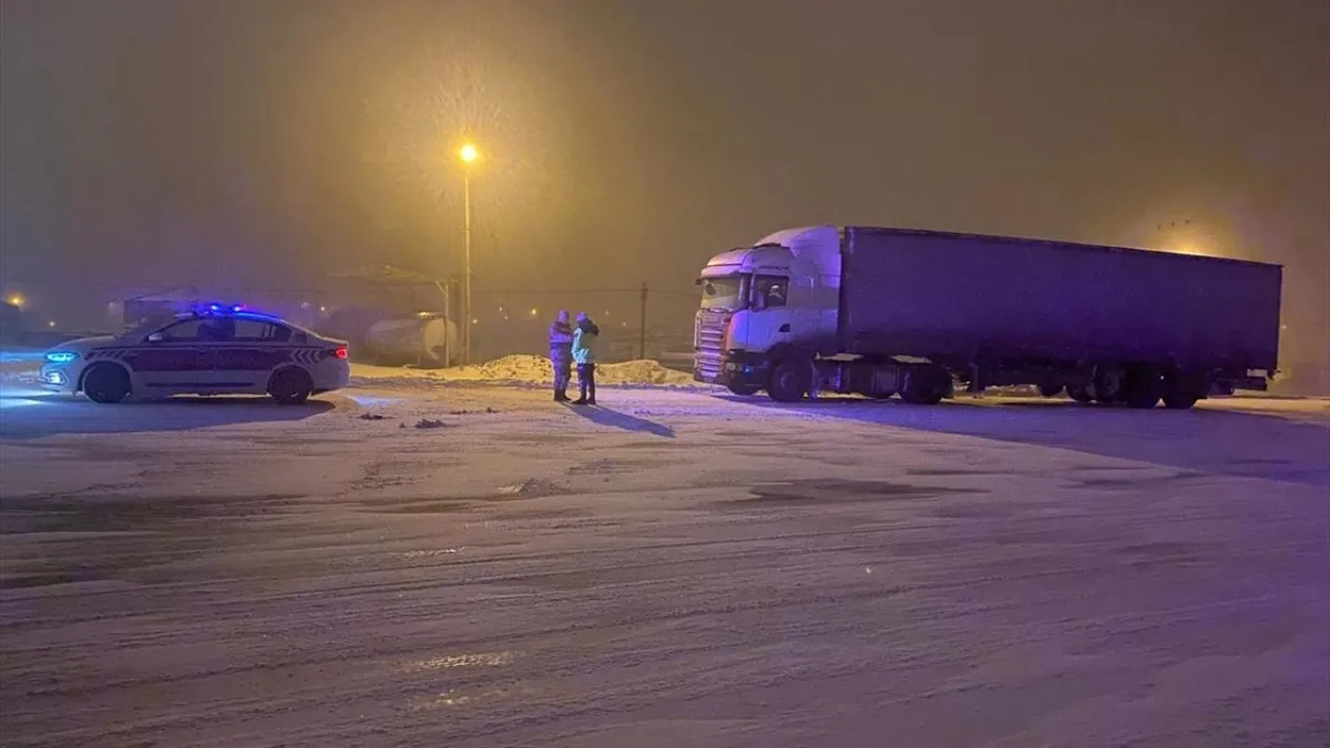 Kars-Ardahan kara yolu ağır tonajlı araç trafiğine kapatıldı Kars-Ardahan kara yolu ağır tonajlı araç trafiğine kapatıldı