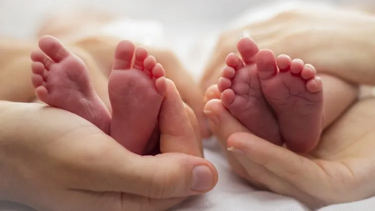 Dünya şokta! 70 yaşındaki kadın ikiz bebek doğurdu: Doğum yapan en yaşlı kadın...