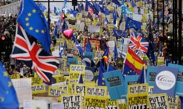 İngiltere’de dev ’’Brexit’i halka bırakın’’ yürüyüşü