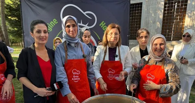 Genç KADEM Şehzade Camii’nde aşure dağıttı