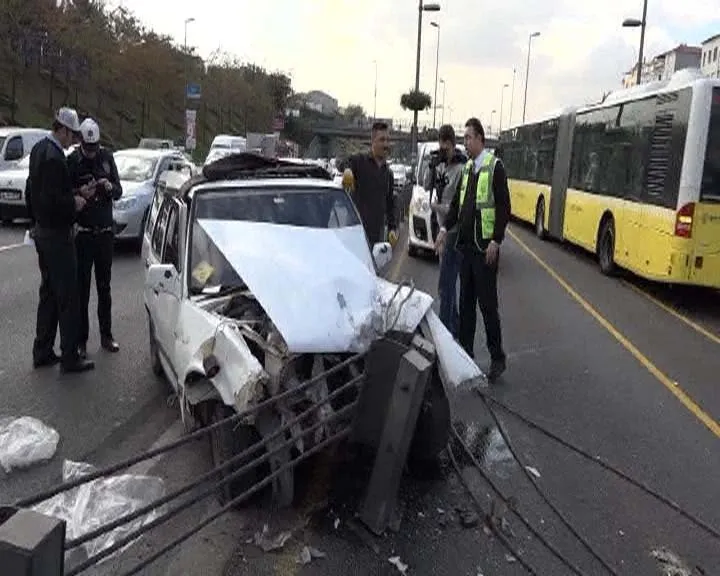 Otomobil metrobüs bariyerine çarptı