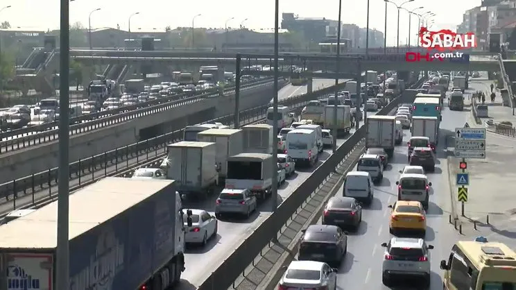 İstanbul Avcılar ve Küçükçekmece'de kısıtlamaya rağmen oluşan trafik yoğunluğu kamerada