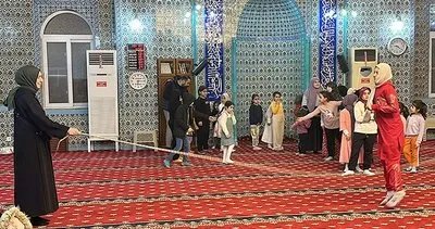 Teravih namazı sonrası çocuklar camide gönüllerince eğlendi #hatay