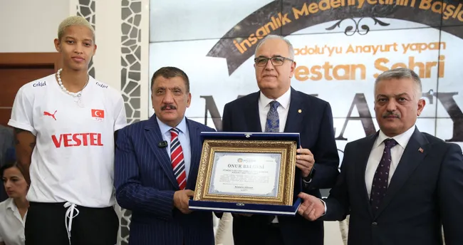 Melissa Vargas’a Malatya’da onur belgesi verildi Melissa Vargas’a Malatya’da onur belgesi verildi