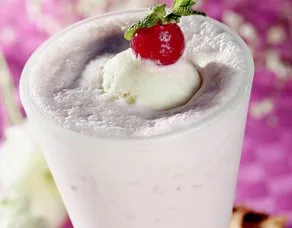 Vanilya ve Çilek Dondurmalı Milkshake