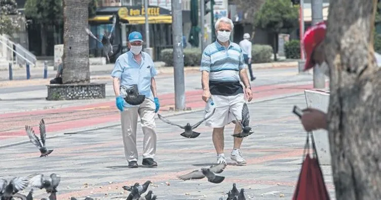 Yaşlılar parklara çıkıp nefes aldı