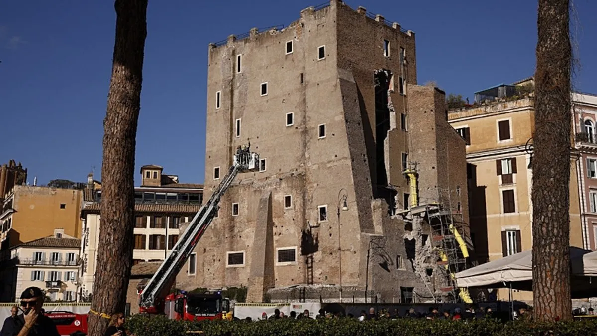 Restorasyon felakete dönüştü: Roma’da 800 yıllık kule işçilerin üzerine yıkıldı Restorasyon felakete dönüştü: Roma’da 800 yıllık kule işçilerin üzerine yıkıldı