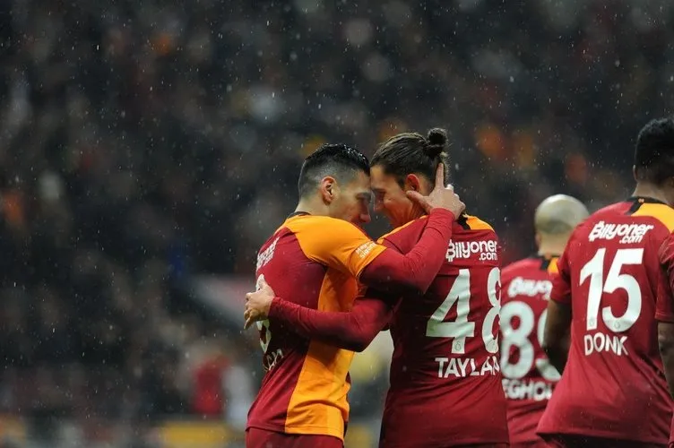 Galatasaray’da 2 ayrılık birden! Resmen duyurdu