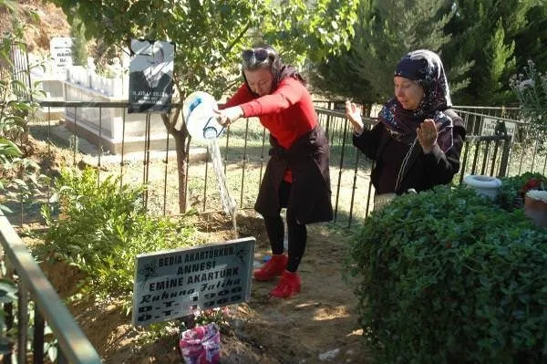 48 yıl sonra annesinin mezarını naklettirdi