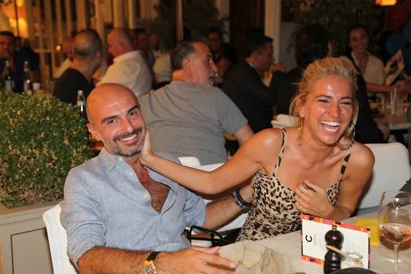 Burcu Esmersoy Mikonos'ta bekarlığa veda partisi düzenleyecek