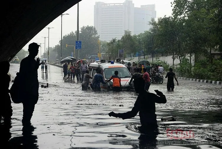 Hindistan’da Muson yağmuru can aldı