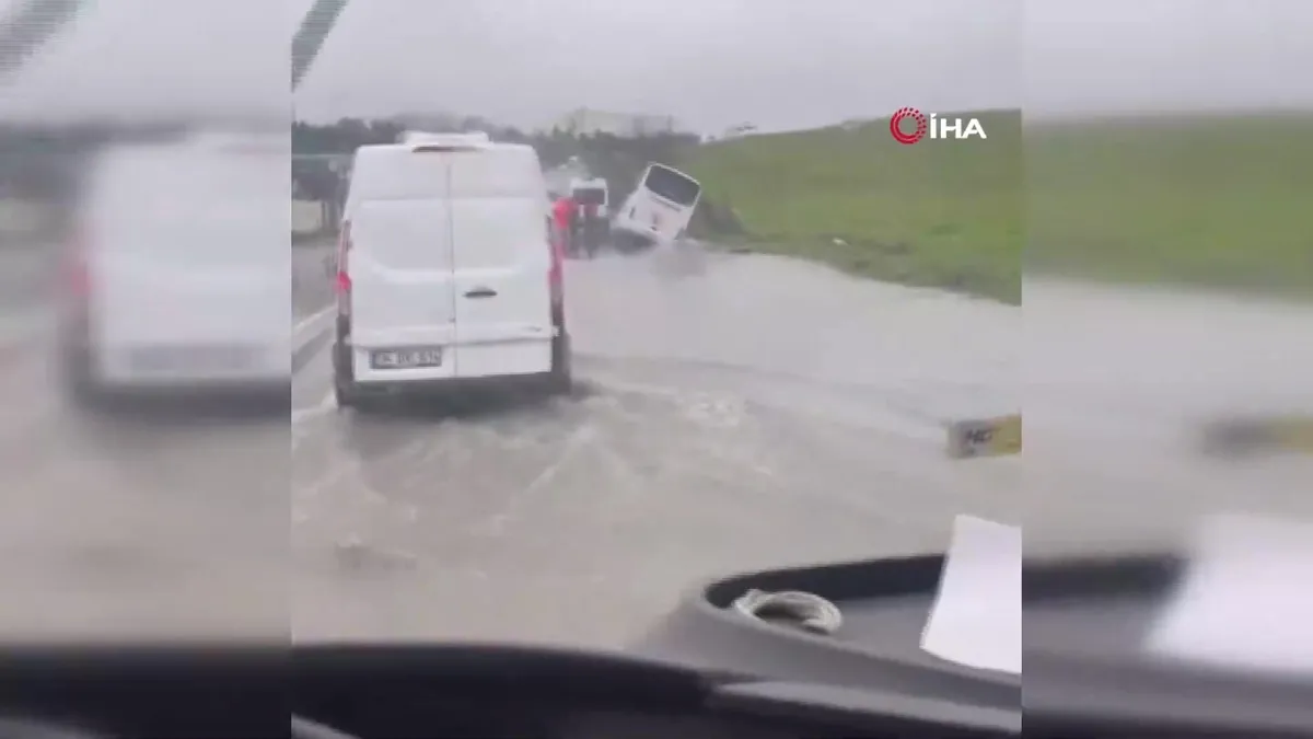 İstanbul Eyüpsultan’da servis aracı su dolu kanalda yan yattı | Video videosunu izle İstanbul Eyüpsultan’da servis aracı su dolu kanalda yan yattı | Video videosunu izle