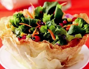 Yufka Çanağında Mevsim Salatası