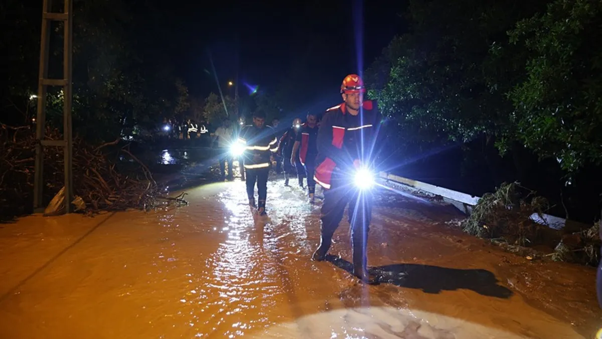 Sele kapılan araçta öldü