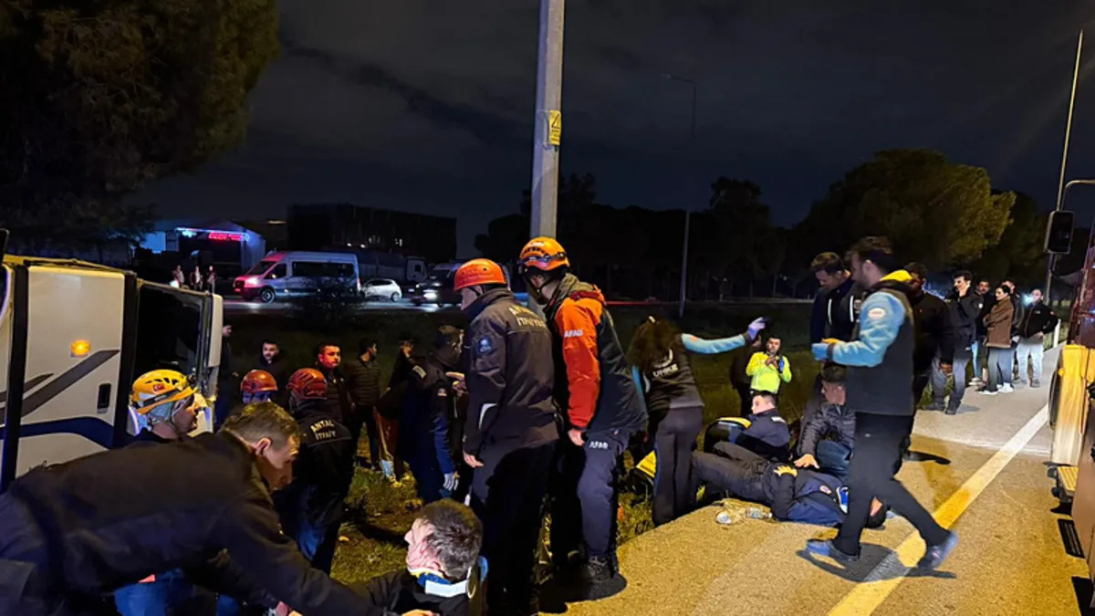 Antalya’da infaz koruma memurlarını taşıyan otobüs devrildi: 16 yaralı Antalya’da infaz koruma memurlarını taşıyan otobüs devrildi: 16 yaralı