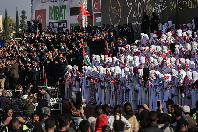 gazzede-203-genc-toplu-nikahla-dunya-evine-girdi-1766085653855.jpg Gazze'de 203 genç toplu nikahla dünya evine girdi