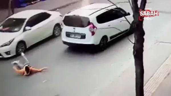 Esenyurt'ta feci kaza kamerada: Otomobilin çarptığı çocuk yola savruldu | Video