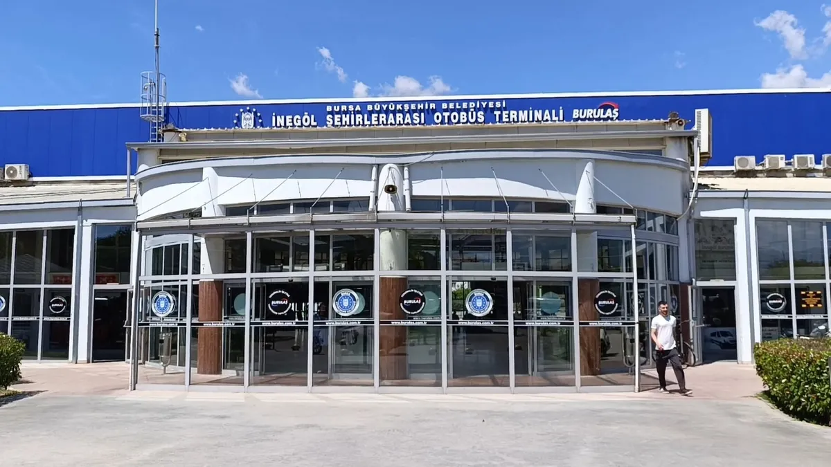 Bankta servet unuttu: Altın dolu çanta sahibine teslim edildi! Bankta servet unuttu: Altın dolu çanta sahibine teslim edildi!
