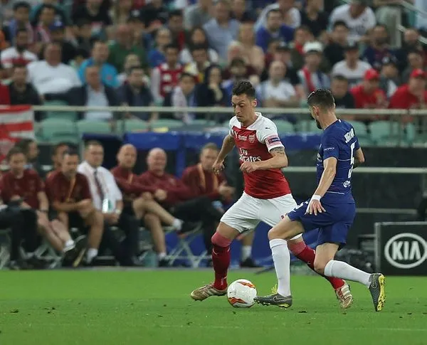 Mesut Özil, Avrupa Ligi finaline damga vurdu! Nişanlısı Amine Gülşe için yaptığı paylaşım...