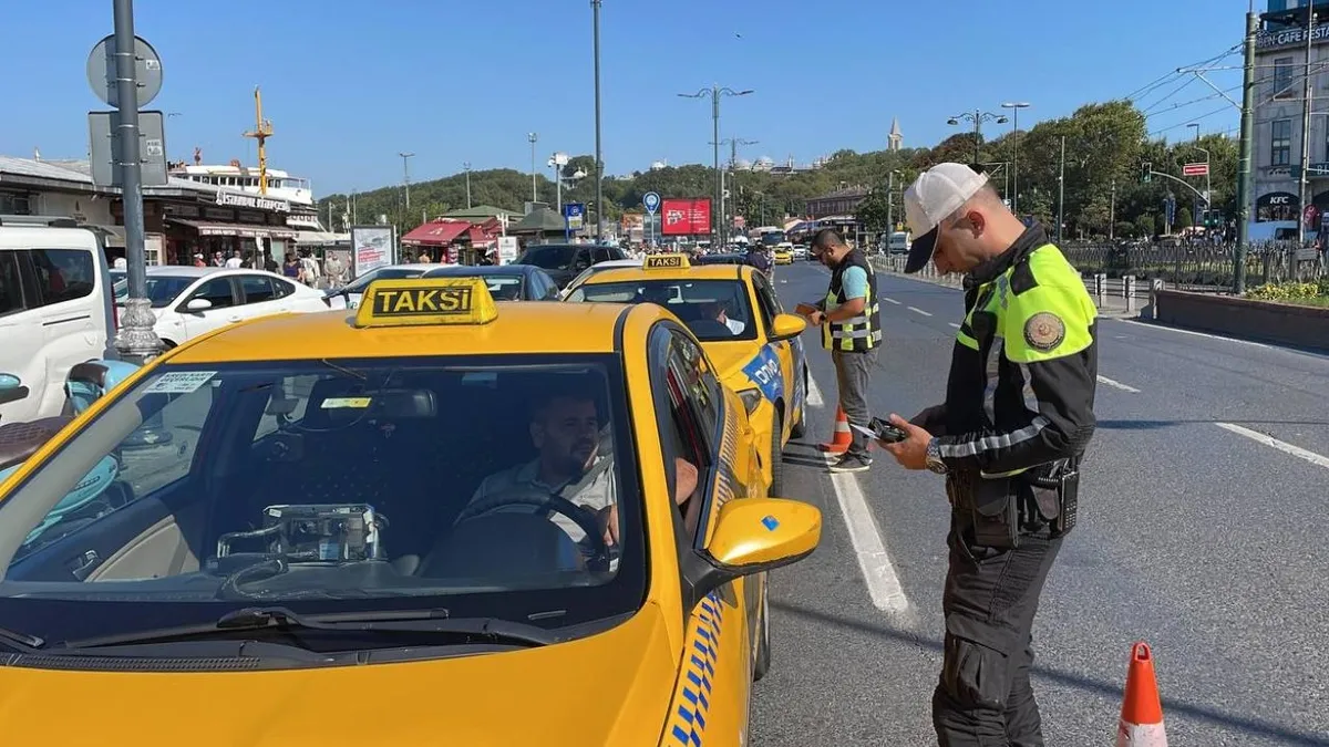 İstanbul’da taksi skandalı: Taksimetre açmayan şoför turistten 4 bin 300 TL istedi! Şoföre ceza yağdı! İstanbul’da taksi skandalı: Taksimetre açmayan şoför turistten 4 bin 300 TL istedi! Şoföre ceza yağdı!