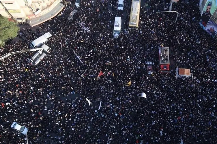 Binlerce İranlı sokağa döküldü! Kasım Süleymani için Ahvaz'da cenaze töreni...