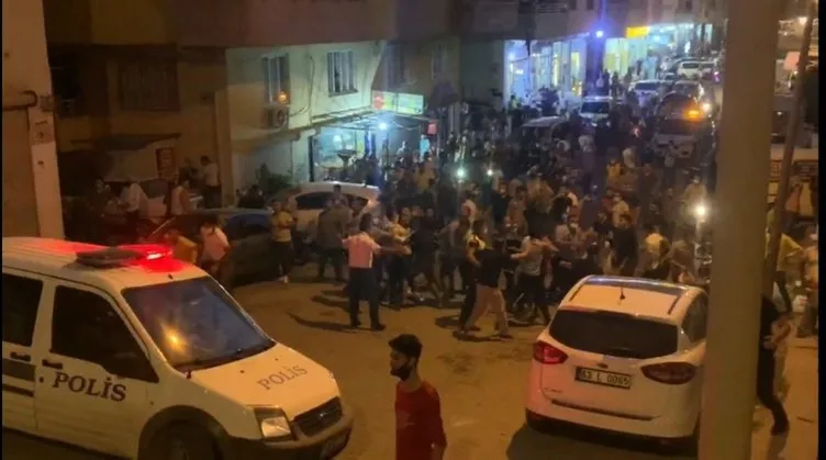 Türk bayrağını indirmeye kalkışan kişiyi, linçten polis kurtardı