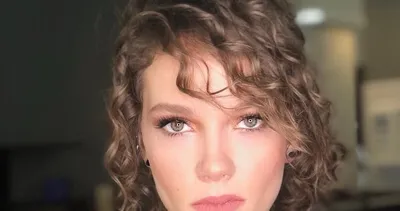 Ünlü çift Ece Çeşmioğlu ve Taner Ölmez tatilde! Güzel oyuncu Ece Çeşmi oğlu sevgilisi Taner Ölmez ile aşk tazeledi...