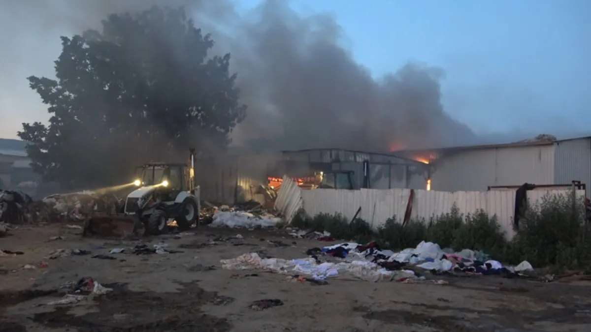 Bursa'da geri dönüşüm tesisinde yangın çıktı Bursa'da geri dönüşüm tesisinde yangın çıktı