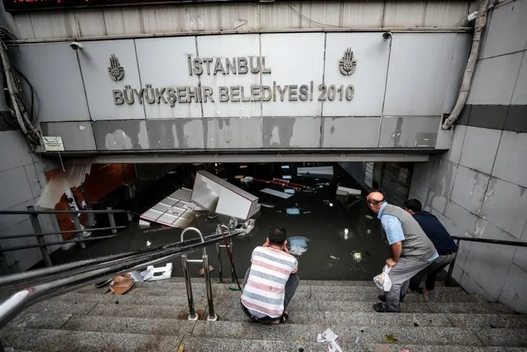 Eminönü'nde selin ardından son durum