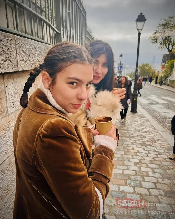 Tuba Büyüküstün 13 yaşındaki ikiz kızları ile soluğu Kapadokya’da aldı! Maya ve Toprak ile kar keyfi yaptı!