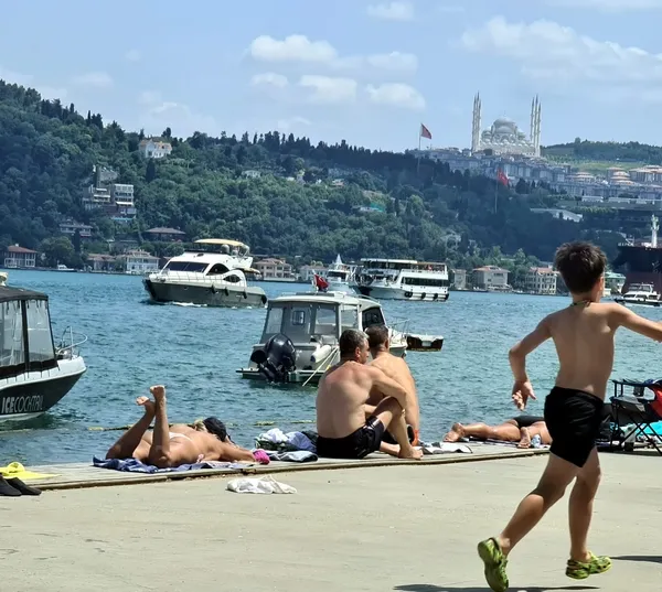 karnesini-alan-cocuklar-sicak-havada-bogazin-serin-sularina-kostu-1750514815243.jpg