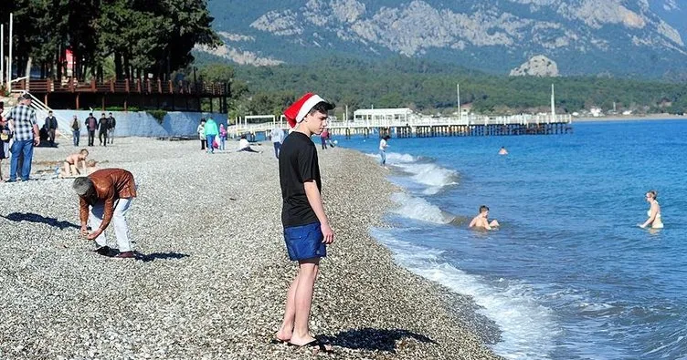 Antalya Da Yilin Ilk Gunu Deniz Keyfi En Son Haber