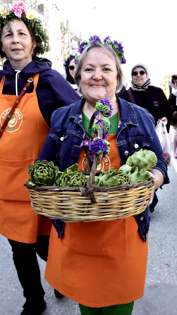 sofra-dergisi-urla-enginar-festivalinde-gastronomi-tutkunlariyla-bulustu-1778244863809.jpg