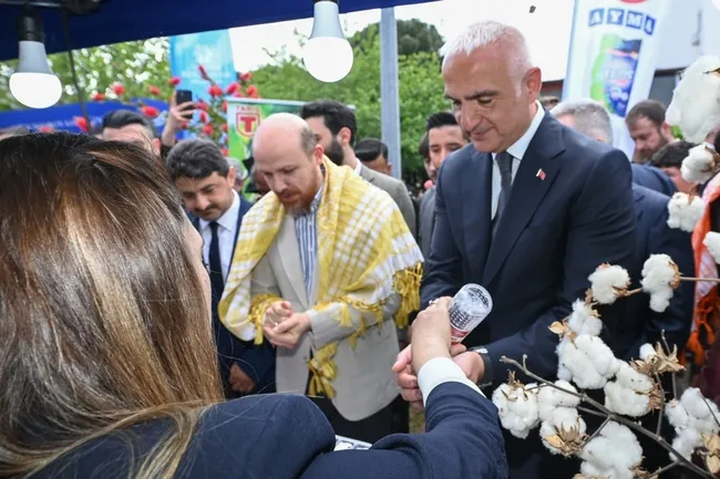 nazillide-festival-heyecani-bakan-ersoy-ureticiler-ve-sanatkarlarla-bir-araya-geldi-1777735755939.jpeg