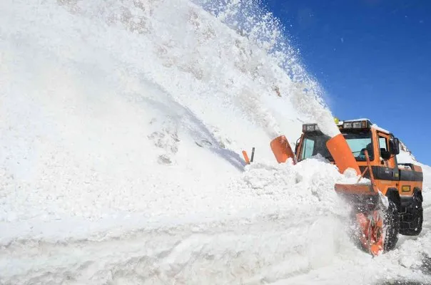 Antalya’daki kar temizleme çalışmalarında 2 metrelik kar dağları oluştu
