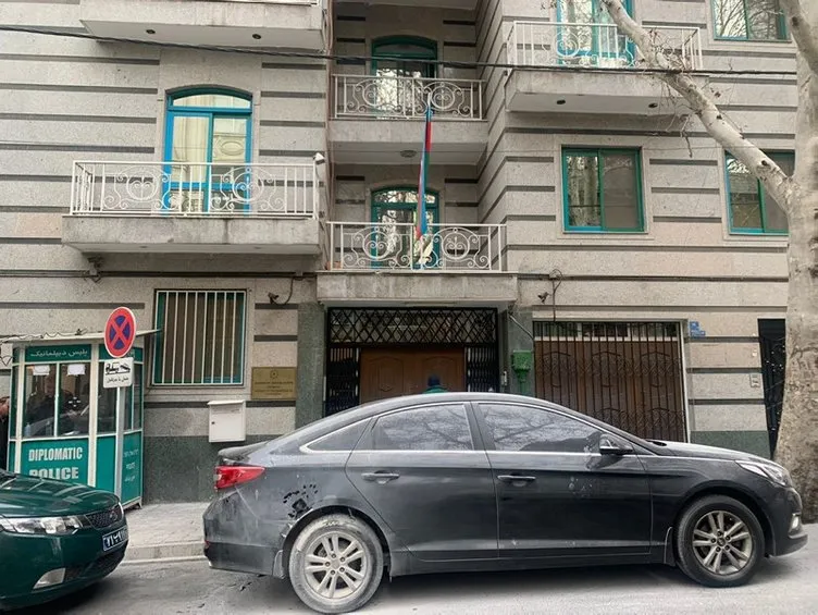 Azerbaycan’ın Tahran Büyükelçiliğine saldırının arkasında kim var? Saldırgan İran Devlet televizyonuna çıkarıldı